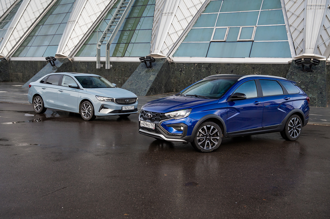 Belgee S50 и Lada Vesta SW Cross. Фото: Павел Короткий/Журнал Авито Авто
