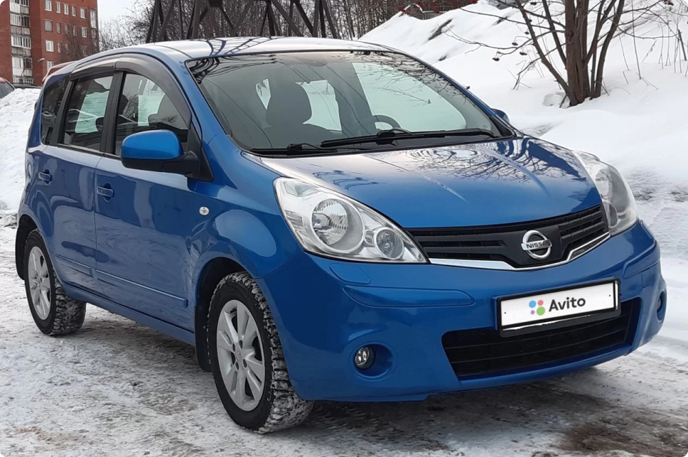 Пятидверный Nissan Note сочетает в себе компактные размеры хетчбэка и практичность минивэна. Хороший вариант автомобиля для семьи