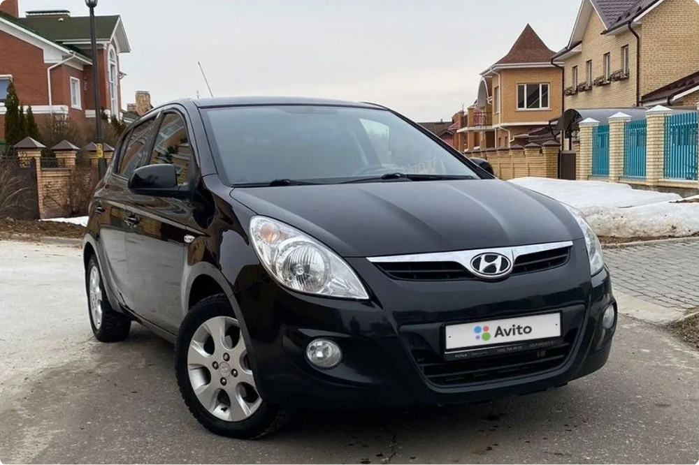 На фото пятидверный Hyundai i20 не в самой простой комплектации. Здесь как минимум есть противотуманки и литые диски