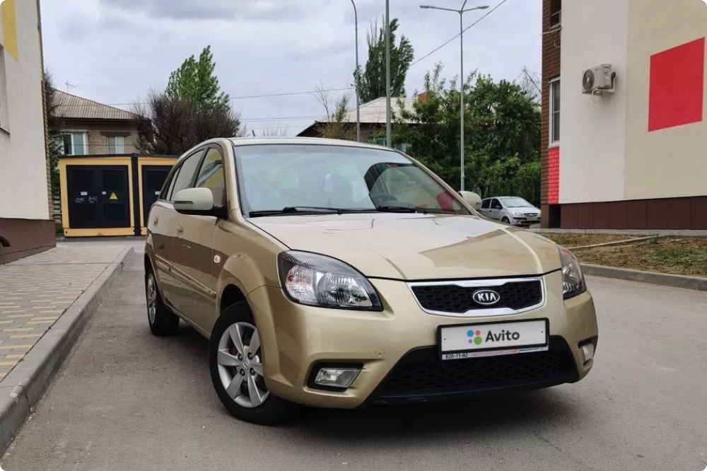 На фото Kia Rio II после рестайлинга. Это выдаёт решётка радиатора с хромированной накладкой и противотуманные фары сложной формы