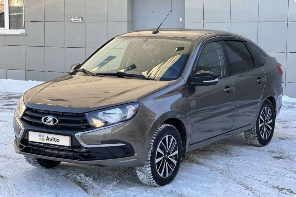 Обновлённая Lada Granta в кузове лифтбэк в небогатой комплектации без противотуманных фар