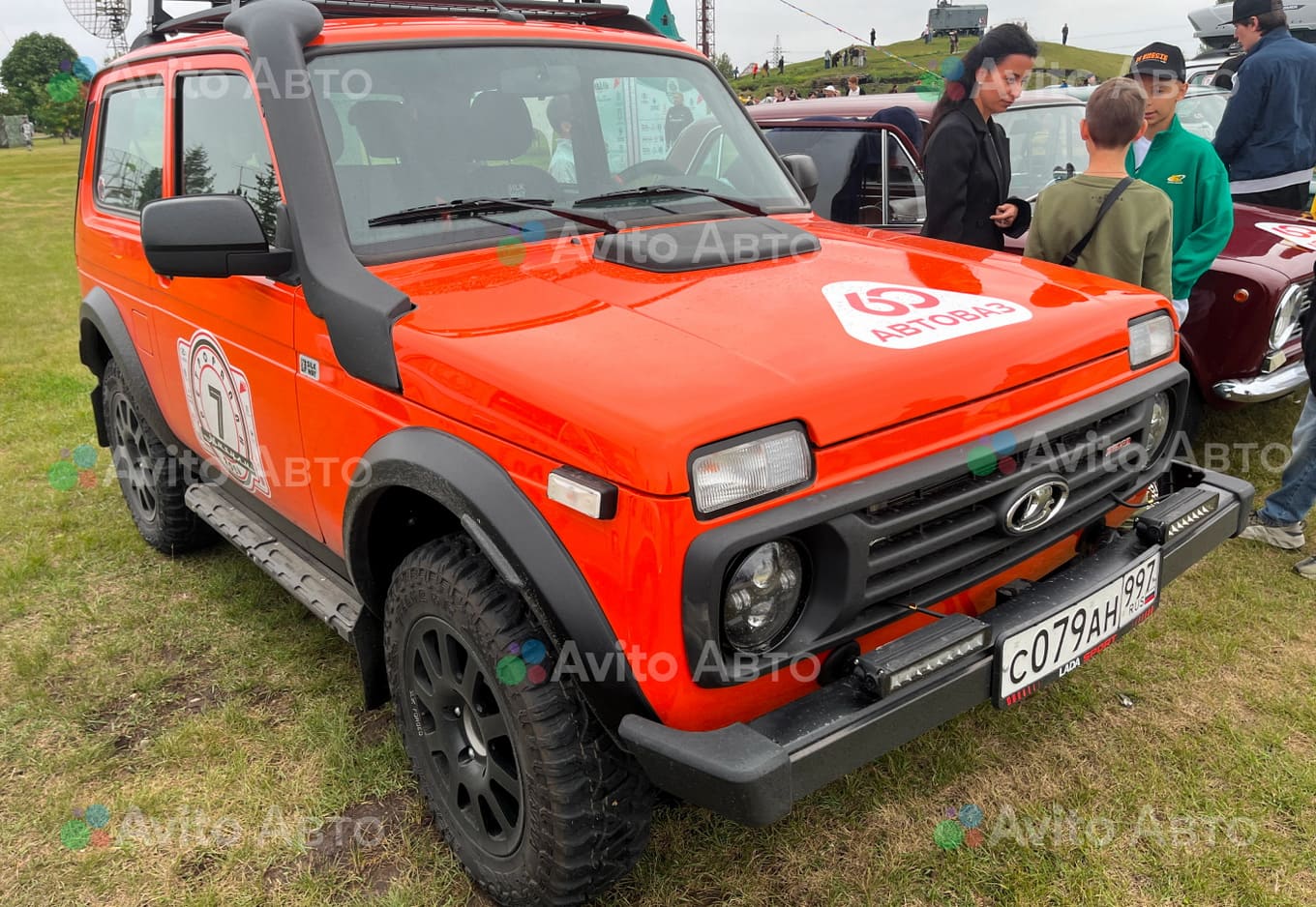 АвтоВАЗ выпустил спецверсию Lada Niva Silk Way. У нее светодиодные фары и мощный мотор