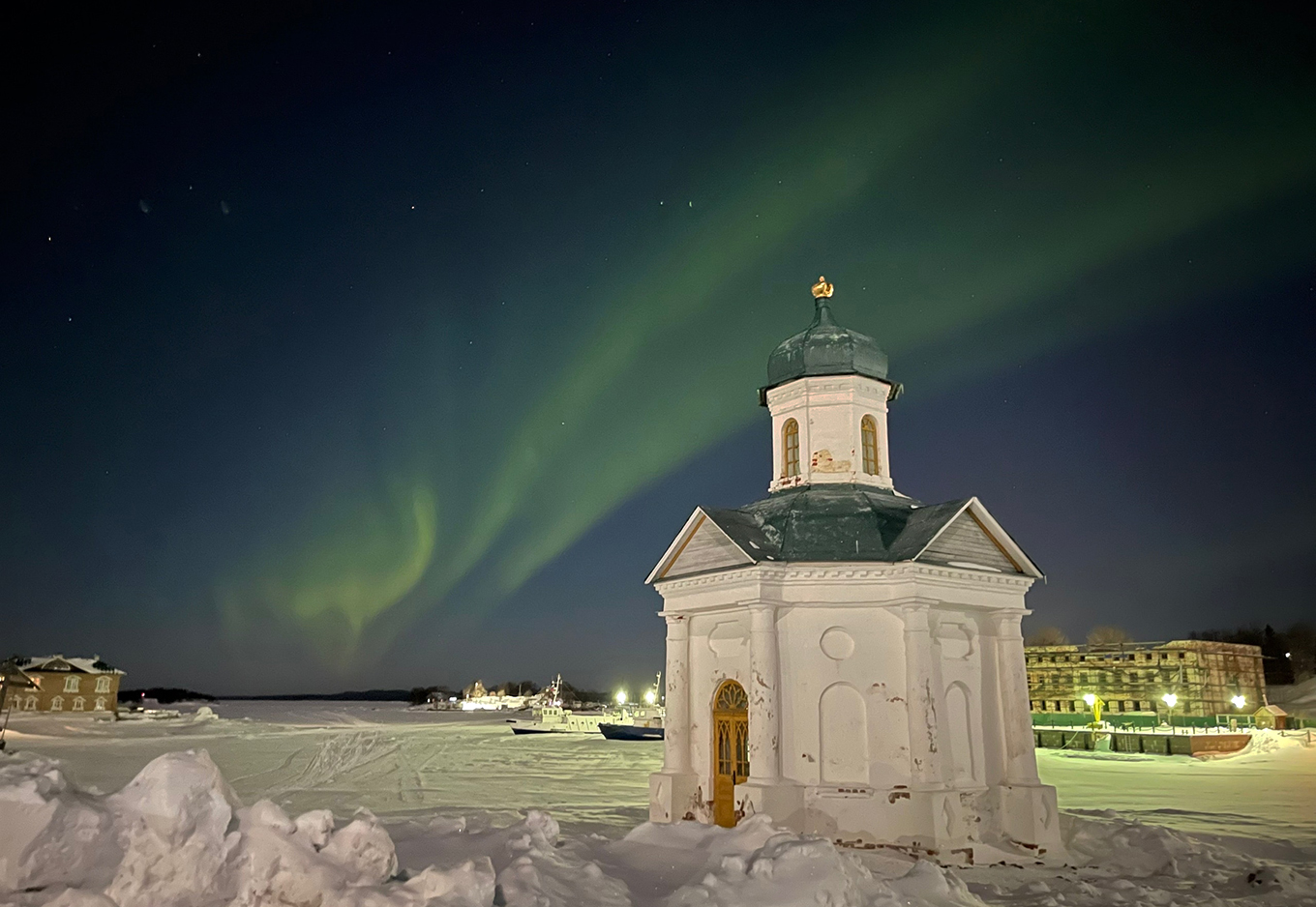 Северное сияние над Соловецким монастырем. Фото: vk.com/Соловецкий монастырь